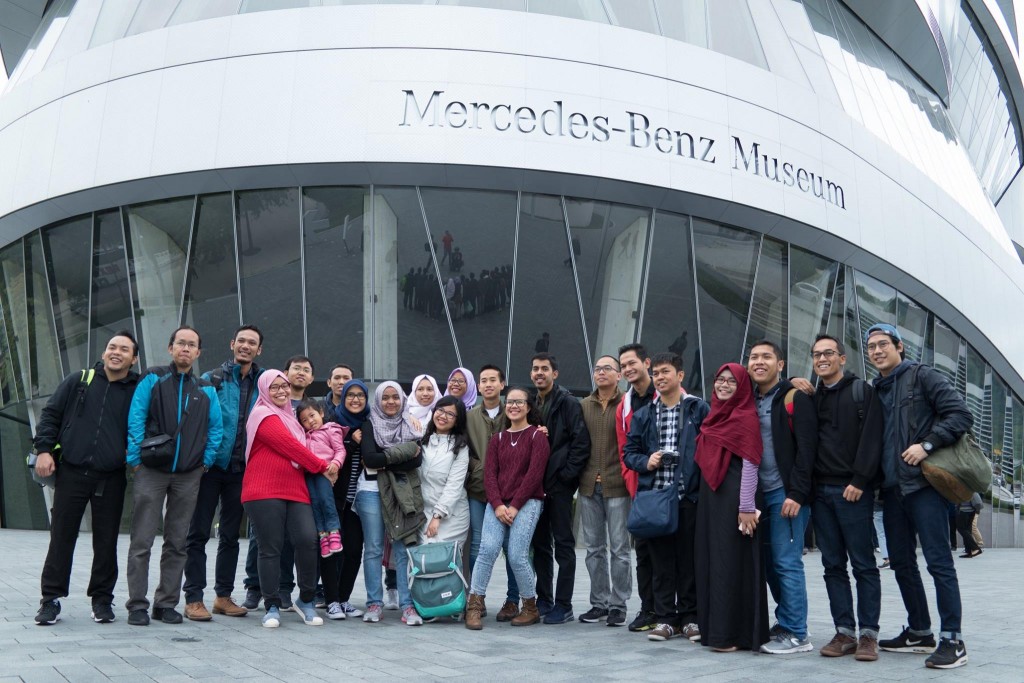 Foto kebersamaan peserta Muktamar Stuttgart ketika mengunjungi Museum Mercedes- Benz
